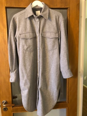 En jätte fin skön längre Skjort jacka höst vår sommar  - Fint använt skick stl S men passar värmen M