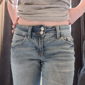 HM jeans  - Endast intresse koll på mina hm jeans det är den första modelen som kom ut så det går inte att köpa dom längre. Dom är i storlek 34 skriv privat för fler bilder och mått💗💗