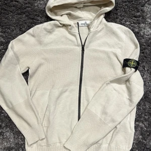Stone island hoddie junior - Skick 9/10 men det är ett litet hål vid armbogen höger sida, syns knappt