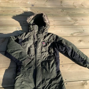 Grön Fjällräven jacka  - Säljer denna jättesnygga grön fjällräven jack som är perfekt till vintern. Inga tecken på användning och pris kan diskuteras vid snabb affär. Strl S💞