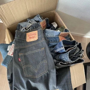 Vintage Levis Jeans - Hej! Säljer 16 par Levis vintage jeans.   Alla Jeans är nytvättade och i bra skick.  Kommer i olika storlekar och modeller, bland annat 501 550 505  Återförsäljnings värde på dessa är runt 200-500kr   