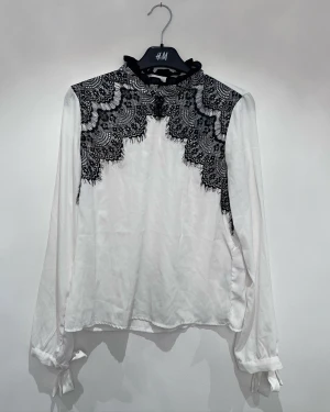 Blus/ - Superfin blus från Vero Moda med prislapp 