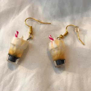 Örhängen  - Hej jag säljer dom här örhängena som jag har gort själv, hoppas någon är intresserad 💗❤️