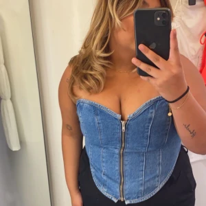 Jeans korsett  - En jeans korsett med dragkedja ifrån Gina tricot . Nypris är 359 säljer för 100+ frakt säljer för att den ej kommer till användning tyvärr:( är i st Xl men passar mig mer som är en L 