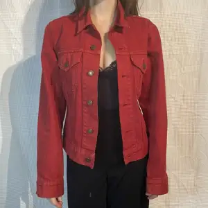 Röd jeansjacka från Levis, storlek S🤍 Köp nu är på!