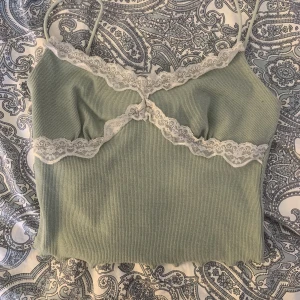 Spets linne - Säljer detta gulliga linne! Materialet är stretchigt.  Skriv vid frågor eller intresse.💋