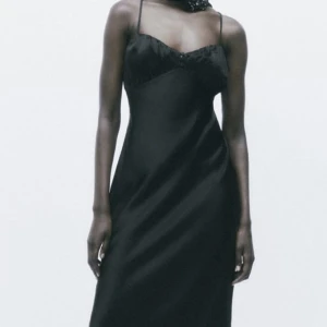 Satin klänning - Så fin klänning från zara i storlek som är slutsåld i alla storlekar! tycker den är lite lite för stor för mig med mkn byst så kikar ifall de finns några intresserade❣️😋