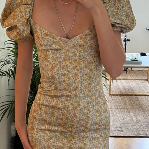 Superfin blommig klänning, oanvänd, Zara, S. - Supersöt klänning med blommigt mönster och puffärmar, en riktigt prinsessklänning.  Helt ny, oanvänd. Zara Storlek S