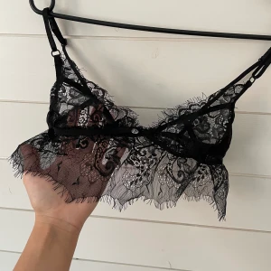 Spets topp - Såå fin spets bh/ topp! Skulle säga att den passar XS/ S, helt oanvänd! Går lite längre ner på magen så Supersnyggt under kavaj eller en kortare tröja