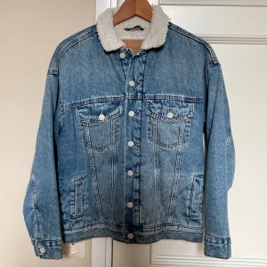 fodrad jeansjacka - nice fodrad jeansjacka i storlek xs, aldrig använd. möter upp i stockholm, annars står köparen för frakten