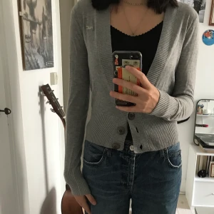 Tröja - Vintage grå hollister tröja. Färgen är som på andra bilden. Skriv Järna om du har frågor 😊. Tryck inte på köp nu tack! 