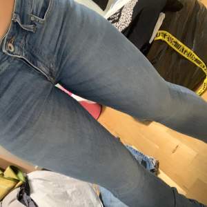 Superfina jeans men finns dessa två hål på varsin sida, inget som egentligen stör så mycket då man kan klippa bort de, och hålen är väldigt små så de syns int mycket 
