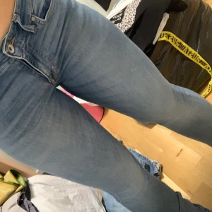 Jeans  - Superfina jeans men finns dessa två hål på varsin sida, inget som egentligen stör så mycket då man kan klippa bort de, och hålen är väldigt små så de syns int mycket 