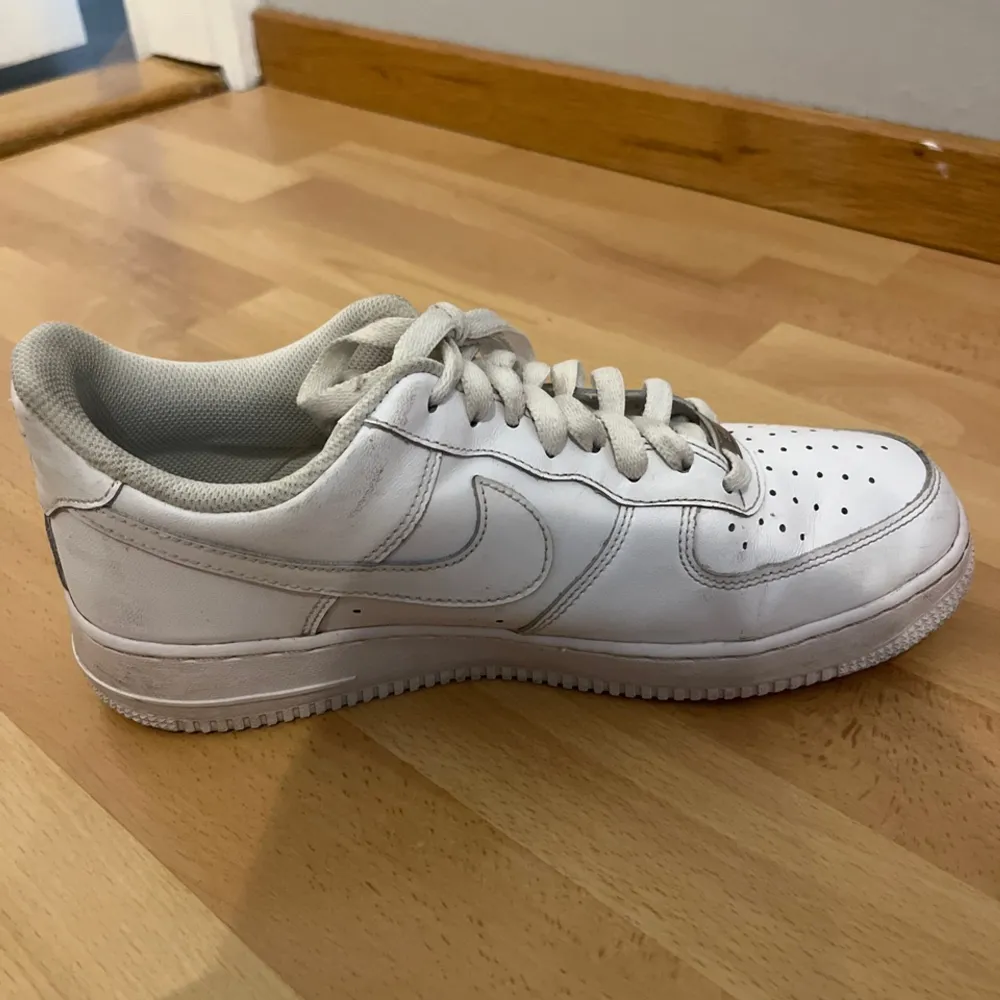 Detta är mina Nike Air Force som jag inte använder. Jag har använt de men aldrig riktigt smutsat ner de. Skorna är inte så smutsiga det är mest sko snörerna som är smutsiga men som går att byta ut. Köpte dessa för 999kr i somras. Tar betalt med PayPal!. Skor.