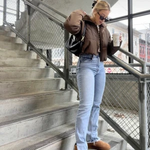 Bruna Uggs Storlek 38 - !inte mina bilder! Säljer mina fina och knappt använda uggs i storlek 38 pga att jag inte får mycket användning av dem. Skorna är äkta läder. (Nypris 2000kr) Skriv privat för fler bilder 🫶🏻