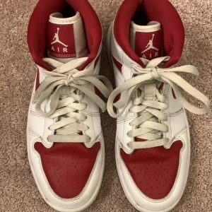 Jordan 1 - Säljer mina Chicago Reverse Mid! Använda ungefär 7 gånger, lite smutsiga men fungerar helt perfekt! Säljer pga inte kommer till användning. Är osäker på frakten men kan diskuteras inom köp! ❤️ EUR 40/ Storlek 40. ⚠️ÄKTA!!⚠️