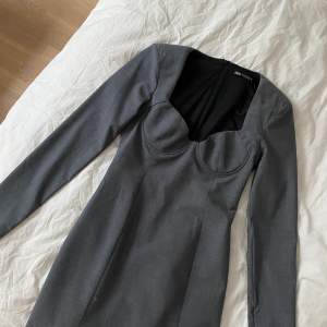 Säljer denna gråa kostymklänning från Zara! Materialet på den är tjock och i bra kvalitet, psssar till fest eller middagar🥰 Den är endast använd en gång och är därför i väldigt bra skick
