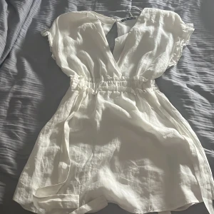 Zara Volangklänning - Säljer denna sååå fina volangklänning från zara!!!!! I bra skick och superfin till hösten❤️ Passar både mindre och större storlekar eftersom den kan knytas själv! Tyvärr för liten för mig, skriv privat för fler bilder❤️❤️❤️❤️❤️