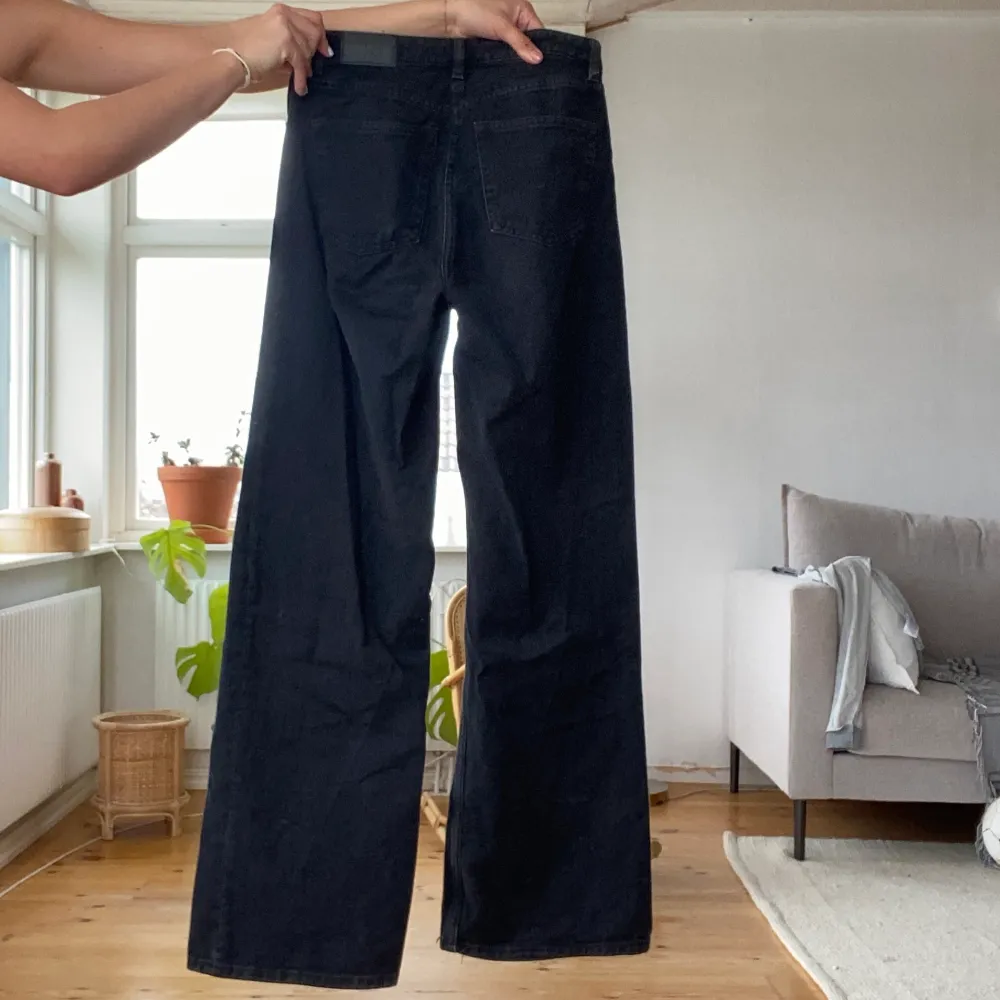 Svarta yoko jeans från Monki, knappt använda. Jeans & Byxor.