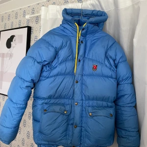 Fjällräven xs  - Hejsan!  Jag säljer min fjällräven som jag har köpt här på Plick förra vintern! Den är i ett sparsamt och använt skick med en liten repa på insidan (inget som syns).   Bud från 1500kr, leverans kostar 122 kr!🙌🏻  betalning sker via swish, JAG ÄR 158 cm