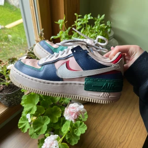 Air force 1 “Mystic Navy” - Nike air force 1s “Mystic Navy” i väldigt bra skick. Hör av er för fler bilder. Köparen står för eventuell frakt. 🌸