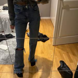 Håliga mörka jeans från Gina tircot 
