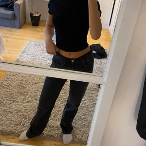 Mid Rise straight  - Mid Rise straight jeans från Zara, knappt använda 