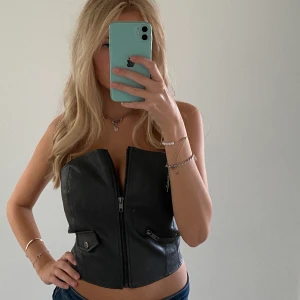 Topp/korsett - Svin cool o snygg topp , köpt här på Plick aldrig kommit till användning men den passar perfekt nu till halloween festerna, (lägger du ej bud så kan du ej dra dig ur sen!!!) 😍😍