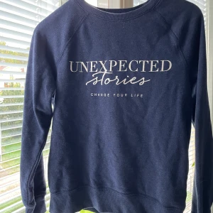 Tröja - En snygg marinblå sweatshirt. Storlek S