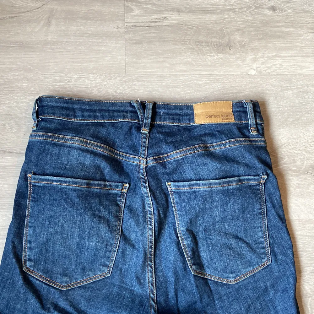 Fina mörkblå jeans från Gina. Storlek 38 men är jätte stretchiga så passar nog storlekarna runt också. . Jeans & Byxor.