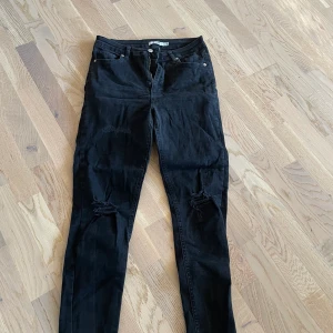 Skinny jeans  - Jeans med hål på knäna och slitna runtom. Väldigt bekväma och ganska långa på mig som är 172