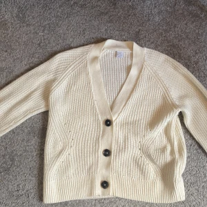 Stickad tröja storlek 158-164 - Säljer en stickad vit tröja i storlek 158-164.Säljer den för att den blivit för liten.