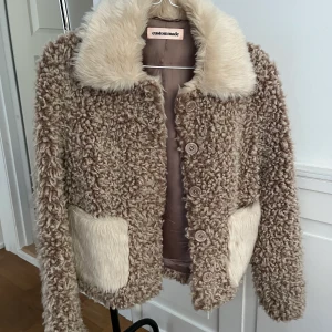 Unik Costummade jacka  - Beige/vit unik costummade jacka  Storlek: xs/s   Nyskick Nypris: runt 3500