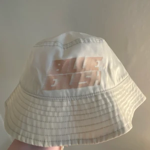 Billie eilish hatt - h&m och billie eilish kollektion. beige bucket hat som är lite silkes typ? aldrig använd och därför säljer den! Orginalpris var nog runt 200? säljer denna för 45kr+frakt😇 ( pris kan diskuteras ) hör av er om ni är intresserad ❣️
