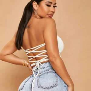 Tubtopp - Tubtopo från shein, vit med jättesnygg snörning i ryggen💕Hely ny men lappen kvar på och tack vare snörningen i ryggen så passar denna topp allt från xs-l