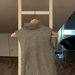 Zara polo väst - Super fin polo väst från zara! Perfekt till hösten ❤️😫🙏🏽  Så fin!! 