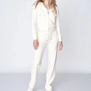 Vit juicy couture set - Säljer nu min juicy couture dress. Knappt använd. Köpt på juicys hemsida. Både byxan och tröjan är i stl Xs. ! Delarna säljs INTE separat och jag är INTE intresserad av något byte ! 