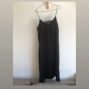 Slipdress satin spets mango  - Jättefin Slipdress. Snygg att ha över tshirt eller långärmad tröja. Från Mango och i storlek M men passar 