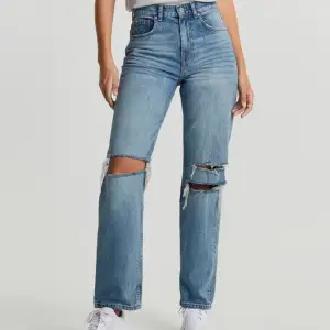 Säljer mina high waist jeans ifrån Gina då de är för små för mig. Storlek 34 och är i bra skick, dock har hålet längst ner sprät upp sig lite men inget man märker så. Köparen står för frakten💕
