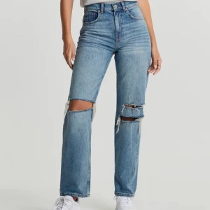 34 - Säljer mina high waist jeans ifrån Gina då de är för små för mig. Storlek 34 och är i bra skick, dock har hålet längst ner sprät upp sig lite men inget man märker så. Köparen står för frakten💕