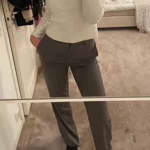 Grå kostymbyxor  - Grå kostymbyxor långa i benen, är 178/180💓