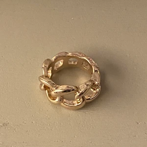 Ring - Guldig (ej äkta) kedjering i nyskick. 