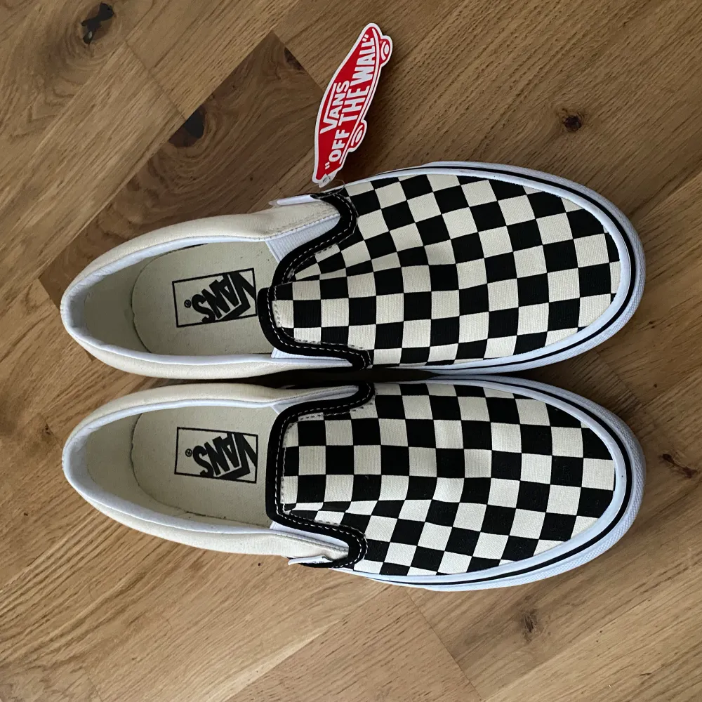 Helt nya och använda Vans slip on! Tagen finns kvar men kartongen är tyvärr slängd, för små för mig.. Skor.