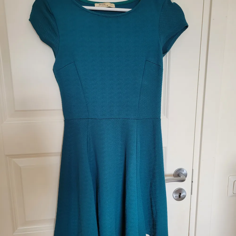 Kort klänning från Bershka som jag haft i några år men bara använt en gång och blivit för liten för mig! Står M men lite för lite för mig som har breda axlar. Mer grön än vad som syns på bilden!. Klänningar.