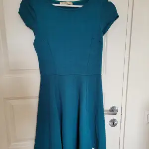 Kort klänning från Bershka som jag haft i några år men bara använt en gång och blivit för liten för mig! Står M men lite för lite för mig som har breda axlar. Mer grön än vad som syns på bilden!