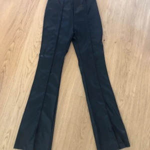 Svarta bootcut skinnbyxor med pressveck, storlek S - Ett par jättefina skinnbyxor, så snyggt att ha i sin garderobe nu till höst/vinter. Alldeles för små för mig tyvärr. Köpte för 249 kronor, säljer för 99 exkl. frakt💕💕