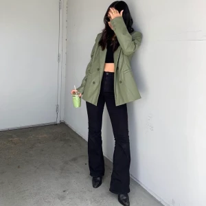 Topshop flared jeans  - Flared jeans i modellen Jamie från topshop. Köpta på ASOS i vintras men har sedan blivit för små för mig. De är i storlek w30 men topshop är små i storlekarna. Har använt de 1-2 gånger och de är i fint skick. Skickar egna bilder vid intresse. 