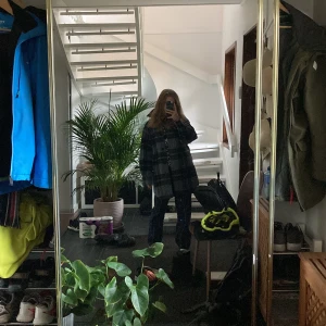 Rutig kappa från H&M - Grå rutig kappa från H&M, mycket bra skick då jag nästan aldrig använt den 