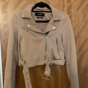 Beige/rosa mockajacka - En mockajacka från pull&bear, sparsamt använd. Dm vid intresse.
