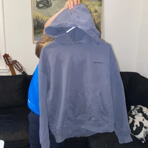  Hoodie  - Deta är en carhartt Hoodie som är i bra Sik. Orgeln nal pris 899kr men selgwr den för 699kr Kontakta för mer information 